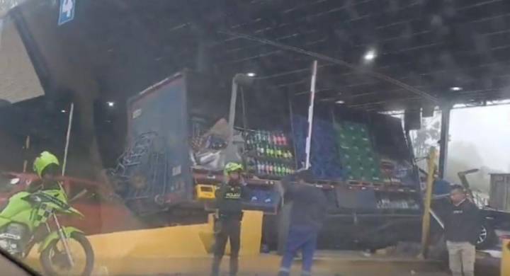 Camión de gaseosas causa grave accidente en Boyacá: varios carros quedaron destrozados en el peaje de Tuta