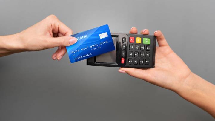 Hacienda confirma el palo si pagas con tarjeta a partir de 2026: van a ir a por ti