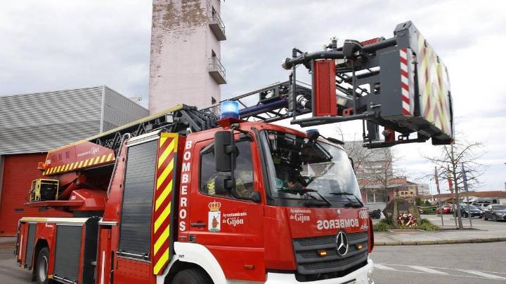 Gran susto en Gijón: la Policía Local salva a una mujer en un incendio en su piso de Ceares