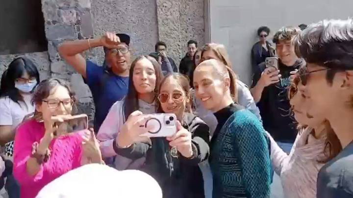Sheinbaum sorprende al caminar por el Centro Histórico para llegar a reunión con universidades