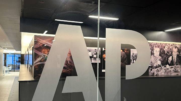 Caso de acceso de periodistas de AP a Trump llega a tribunal de apelaciones