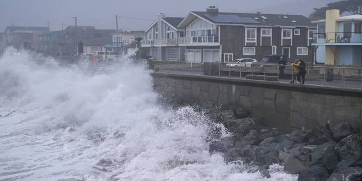 Father dies after trying to save daughter from ocean