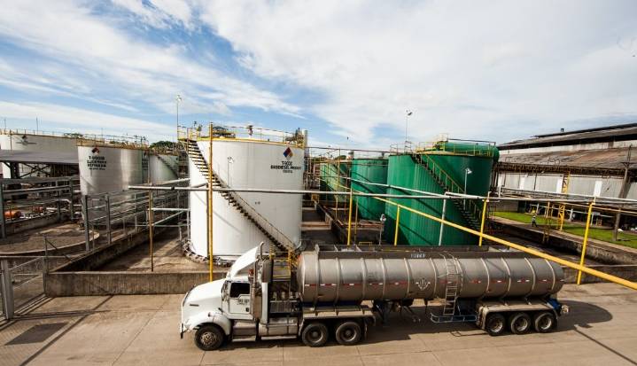 Manuelita recibe certificación para producir combustible sostenible para la aviación