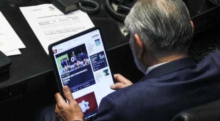Vuelven a captar a Adán Augusto viendo deportes en plena sesión del Senado