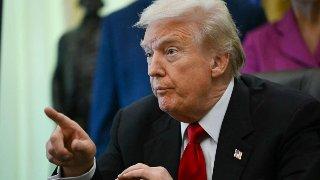Trump celebra la renuncia de directivos de la BBC tras escándalo por manipulación de su discurso del 6 de enero