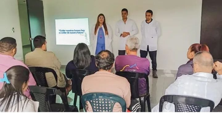 Realizan charla sobre osteoporosis en el Seguro Social Darío Vivas