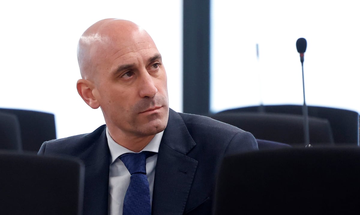 Lanzan huevos a Luis Rubiales, expresidente de la Federación de Fútbol de España que besó a una jugadora