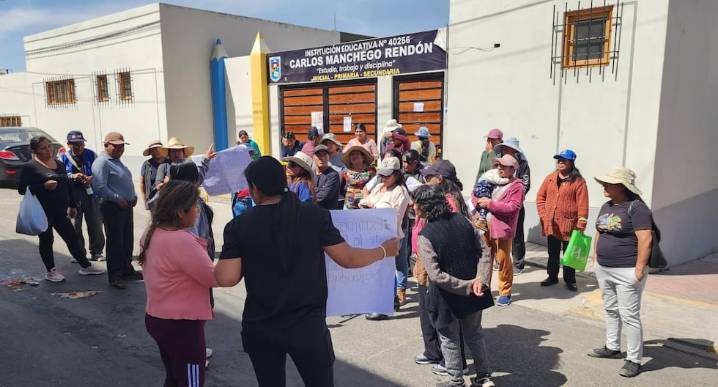 Padres exigen expulsión de estudiante extranjero por presuntos tocamientos a sus compañeras