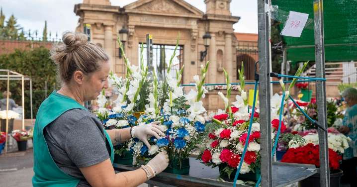 Día de los Santos: Las floristerías de Almería viven la campaña más intensa y rentable de todo el año