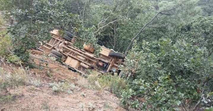 Autobús vuelca en carretera de Oaxaca y deja 29 heridos: ¿Qué causó el accidente; falla mecánica o exceso de velocidad?