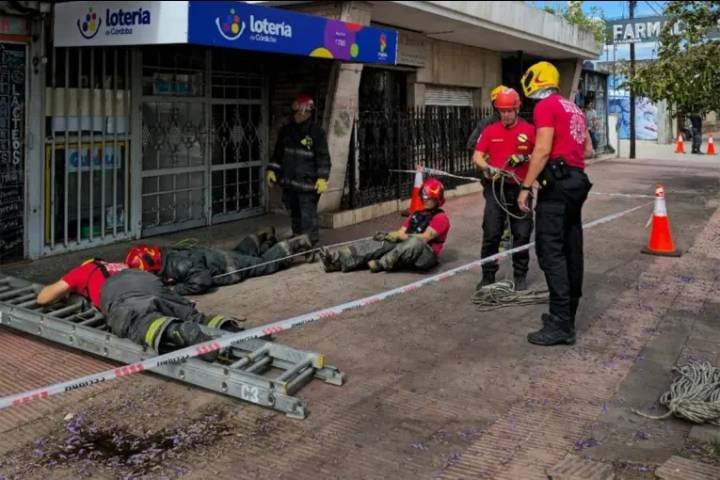 Barría la vereda, el suelo cedió y cayó a un pozo ciego: video del rescate