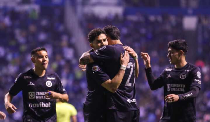 ¡Máquina aterradora! Cruz Azul aplasta al Puebla y es líder momentáneo