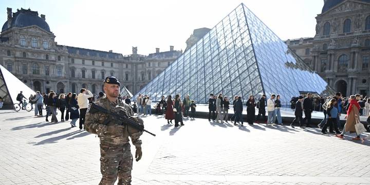 Two new suspects handed preliminary charges in Louvre jewels heist case, Paris prosecutor says