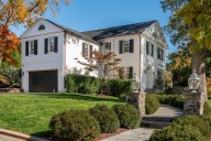 Trump-Epstein Statue Reappears Near Site of Sandwich Guy Incident, Federal Workers Will Get Paid Soon, and Rabid Fox Is Dead in Alexandria