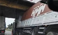 Panamericana: un camión se incrustó contra un puente y hay cortes
