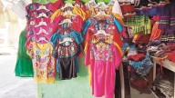 Historias de Nuevo Laredo: Flor vende vestuarios típicos desde hace más de 20 años