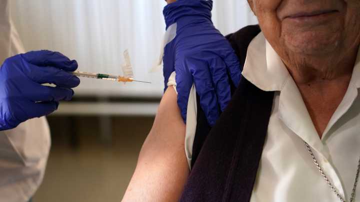 La campaña de vacunación en Ferrol avanza para proteger a los mayores de 60 años y al personal esencial