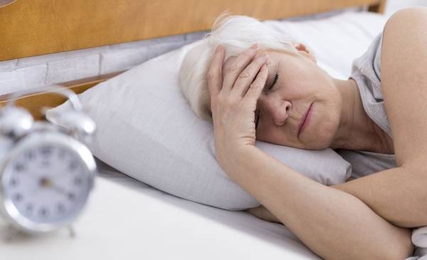 Cómo mejorar el descanso después de los 65: cuatro posturas de yoga