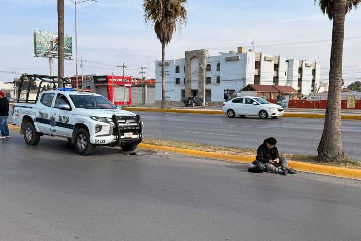 Intenta motociclista rebasar, choca y termina en el pavimento en Saltillo
