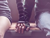 Darse la mano es más íntimo que un encuentro sexual: esto es lo que piensa la generación Z