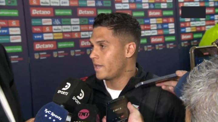 El picante cruce de Juan Fernando Quintero con un periodista tras la derrota en el Superclásico: "Jamás le haría la cama a un entrenador"
