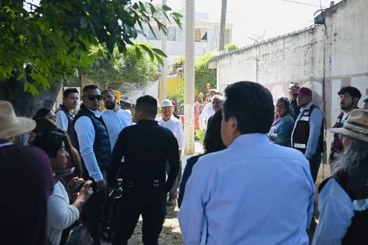 Raciel Pérez recorre la colonia La Ferrocarrilera El Hoyo junto a vecinas y vecinos de Tlalnepantla