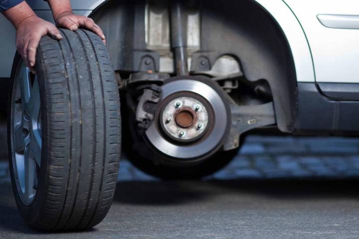 ¿Cambiarás solo 2 llantas de tu auto?... así debes colocarlas para evitar accidentes