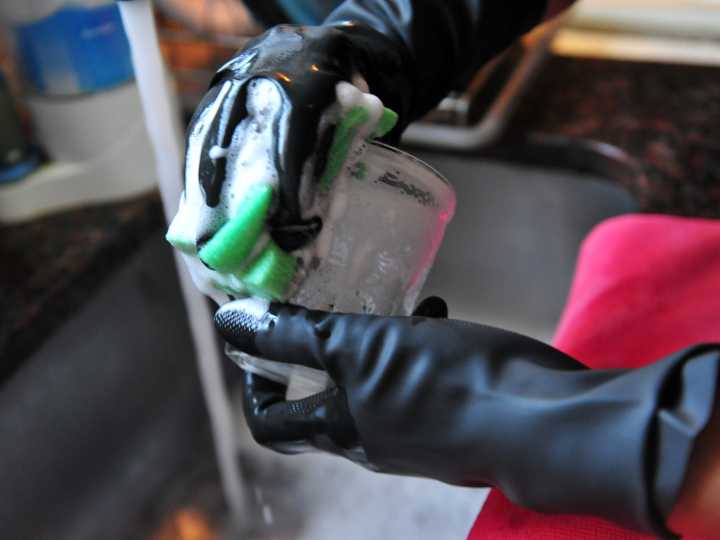 Nuevo aumento para empleadas domésticas: acordaron una suba del 2,7% por noviembre y diciembre, y un extra de $14.000 por tres meses