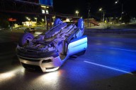 Otro más: vuelca tras impactar muro sobre Fundadores, en Saltillo