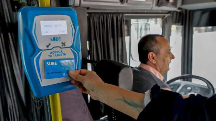 Desde este lunes, aumentan los colectivos en la Ciudad y la Provincia En CABA, el boleto mínimo pasará a costar $593,52 con la tarjeta SUBE registrada. Y en el Conurbano, saldrá $658,44. También habrá