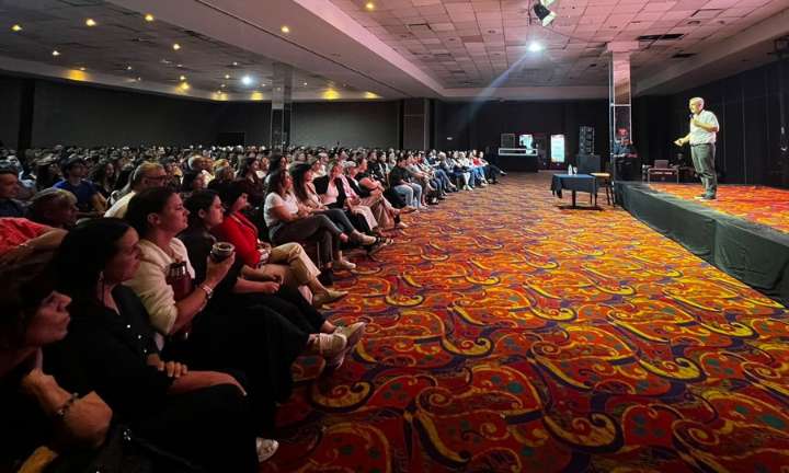 A sala llena, Bernardo Stamateas brindó una conferencia y presentó su último libro