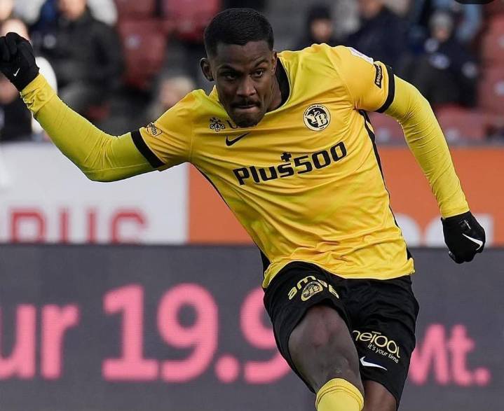 Sergio Córdoba alineó como titular en el revés de Young Boys ante Aston Villa