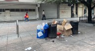 Amanecen calles del Centro saturadas de basura tras el Buen Fin