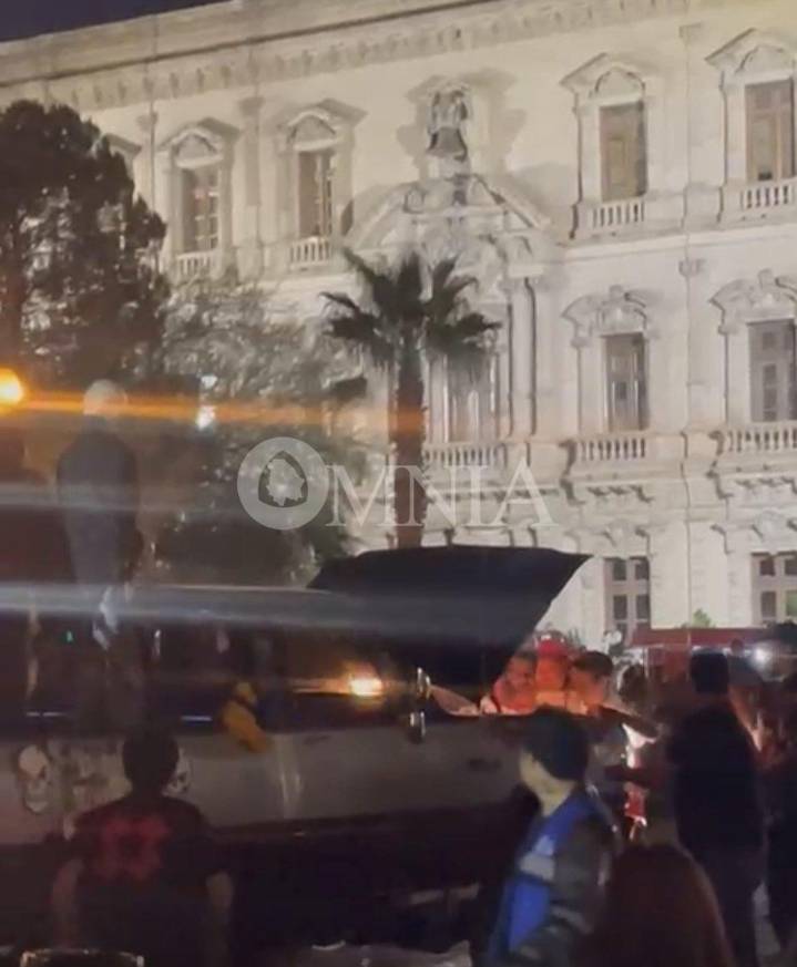 Carro alegórico que participaba en Desfile de Catrinas sufre desperfecto y arde en llamas