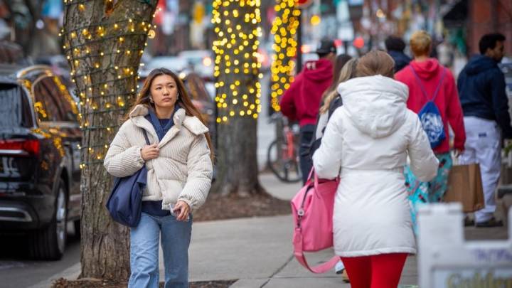 Holiday spending to decline in Boston this year, says survey