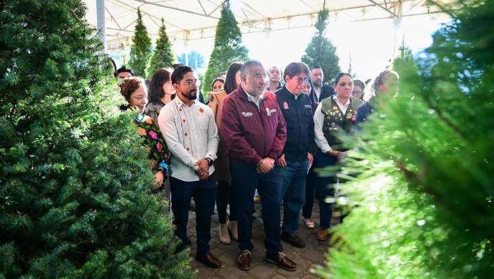 Abre la Expo Navidad Forestal con venta de nochebuenas y árboles de Navidad