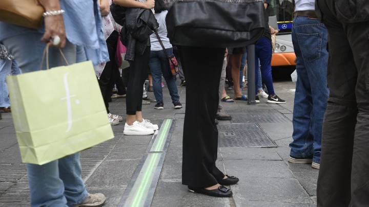Retiran el semáforo de piso instalado en la esquina de Córdoba y Corrientes