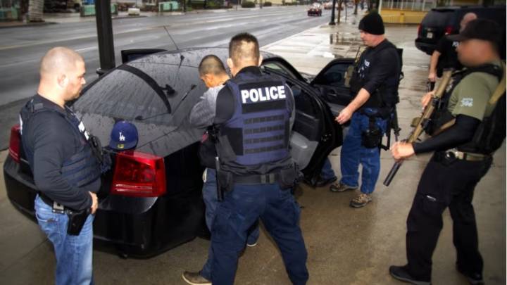 Dramático incidente en operativo del ICE: Hombre convulsiona tras intento de separación familiar