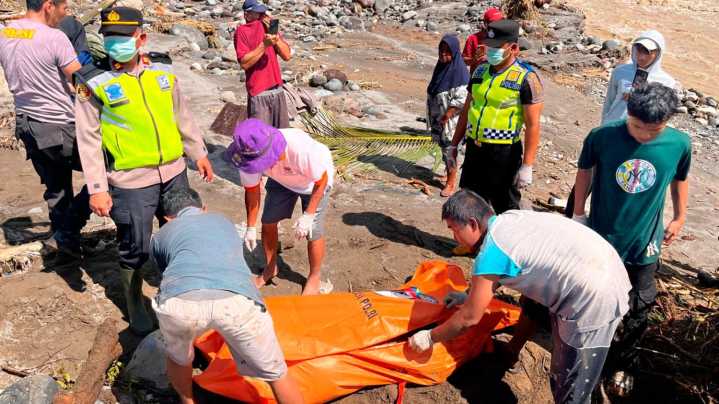 Ascienden a más de 200 los muertos por las inundaciones en Indonesia