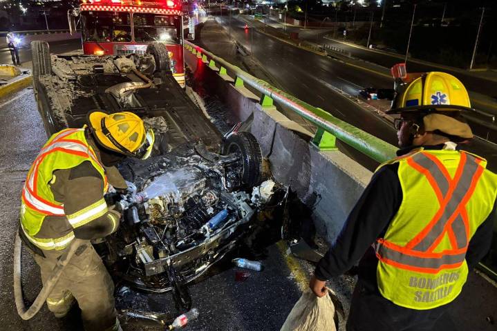 Acelerado conductor vuelca sobre ‘El Sarape’ en Saltillo; bomberos controlan incendio