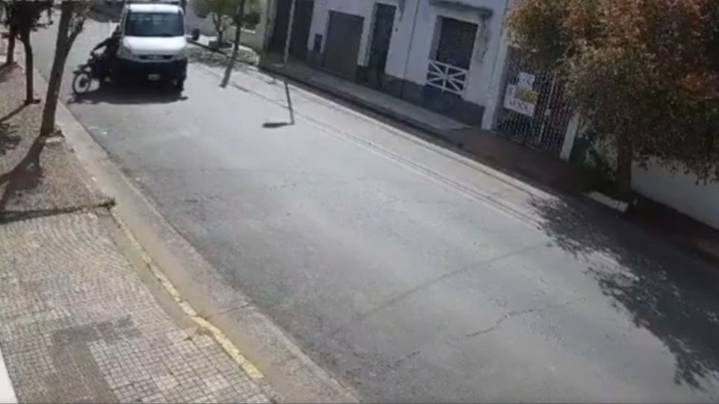 IMAGENES SENSIBLES: un motociclista en Azul murió al ser encerrado por un camión y todo quedó grabado