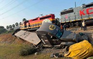 Tren impacta tráiler en Apodaca causa caos vial y derrame químico