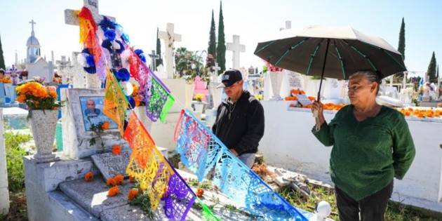 Tapatíos conmemoran el Día de Muertos en el Panteón Guadalajara