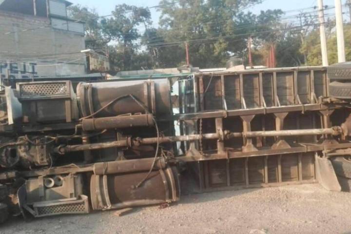 Mañana tensa en la México-Querétaro: Tráiler volcó cerca de comercios cercanos