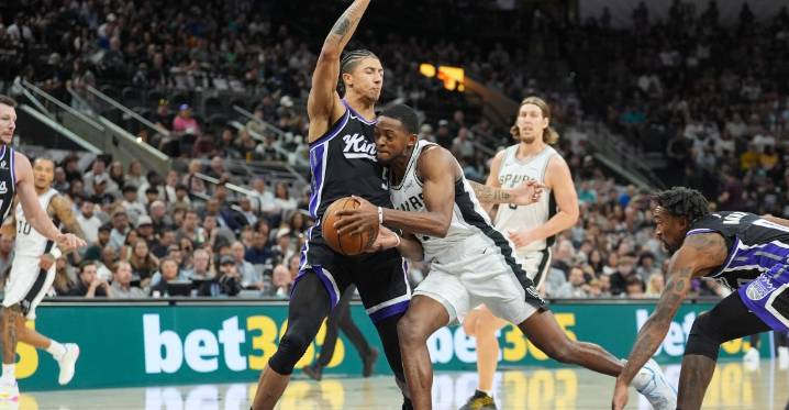De’Aaron Fox’s big game propels Spurs past Kings