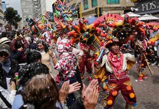 Así se vivió el carnaval de blancos y negros que pasó con su alegría por Bogotá