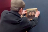 Dos tiktokers belgas burlaron la seguridad del Louvre y colgaron un cuadro en la sala de La Gioconda