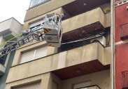 Los bomberos retiran el techo de una terraza ante el riesgo de desprendimiento en el centro de León