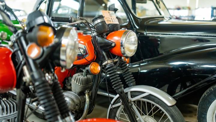 Multas por motos con calcomanías en Colombia: cuándo se aplican y cuánto cuestan