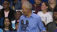 Obama bromea con una mujer de la audiencia durante acto de campaña de la representante Mikie Sherrill